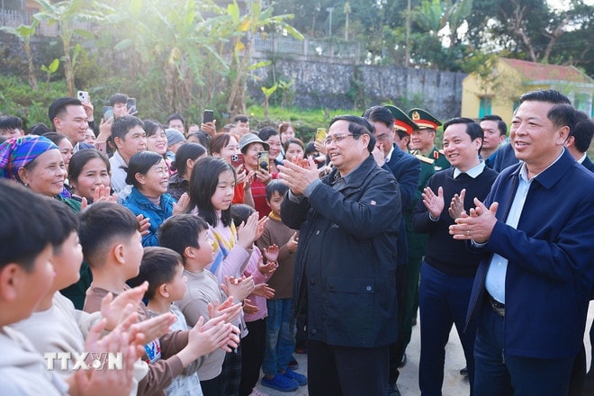 ttxvn-thu-tuong-chuc-tet-nhan-dan-khu-tai-dinh-cu-dong-khe-4.jpg