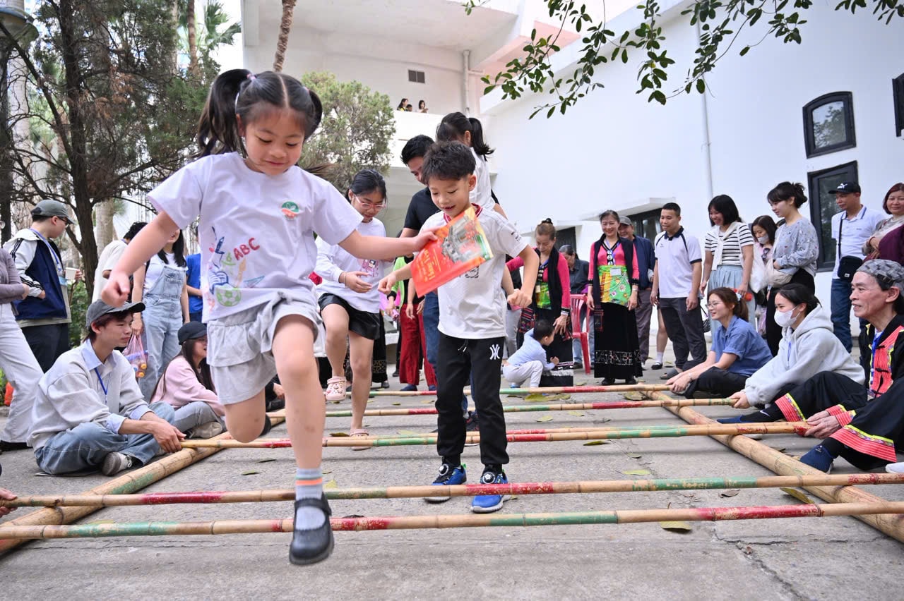 18. Các bạn nhỏ thích thú tham gia múa sạp