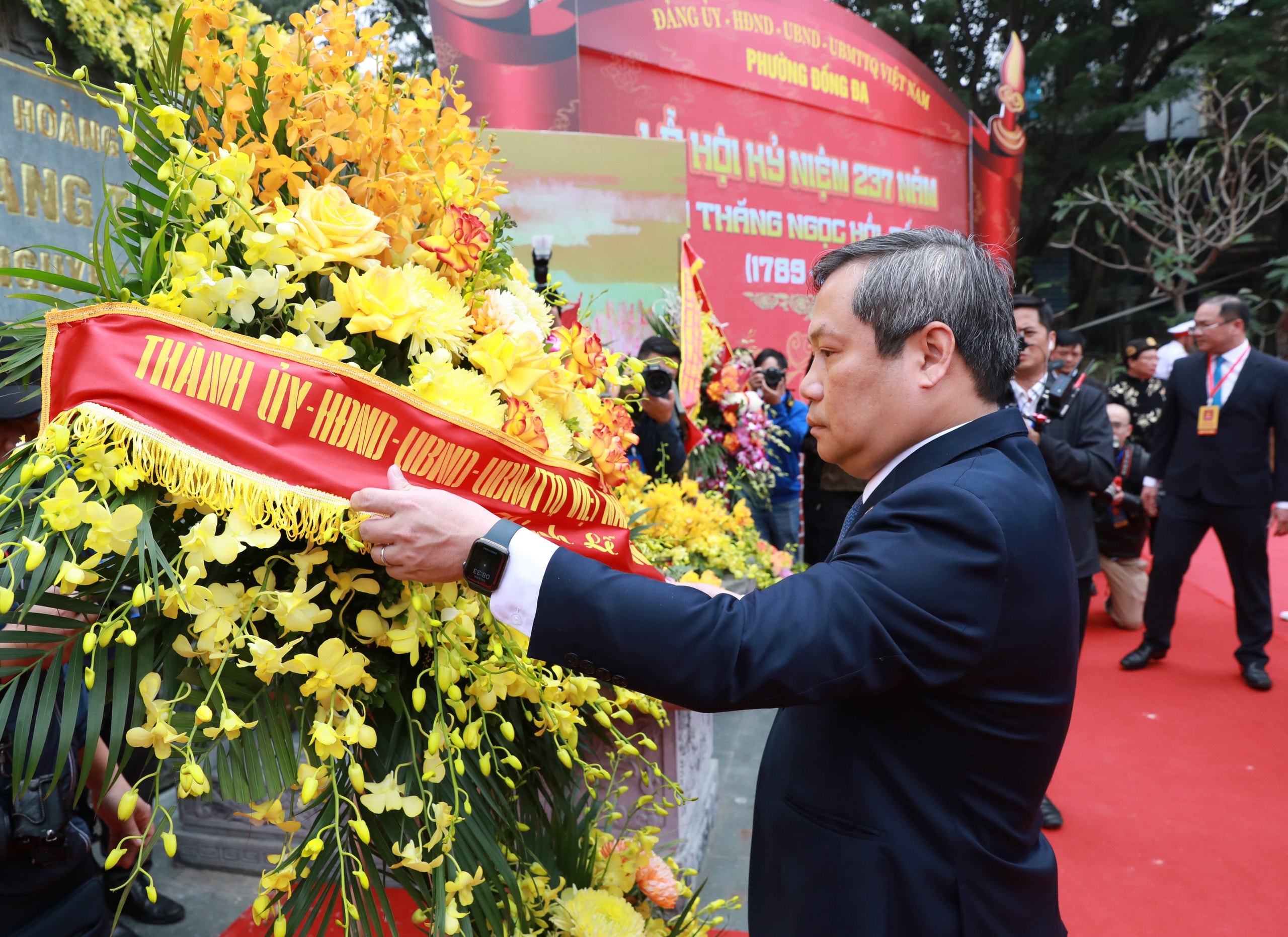 Phó Bí thư Thành uỷ, Chủ tịch UBND Thành phố Vũ Đại Thắng dâng hoa