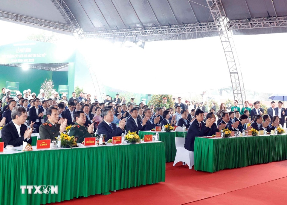 Tổng Bí thư Tô Lâm và các đồng chí lãnh đạo dự Lễ phát động “Tết trồng cây đời đời nhớ ơn Bác Hồ” Xuân Bính Ngọ 2026. (Ảnh: Thống Nhất/TTXVN)