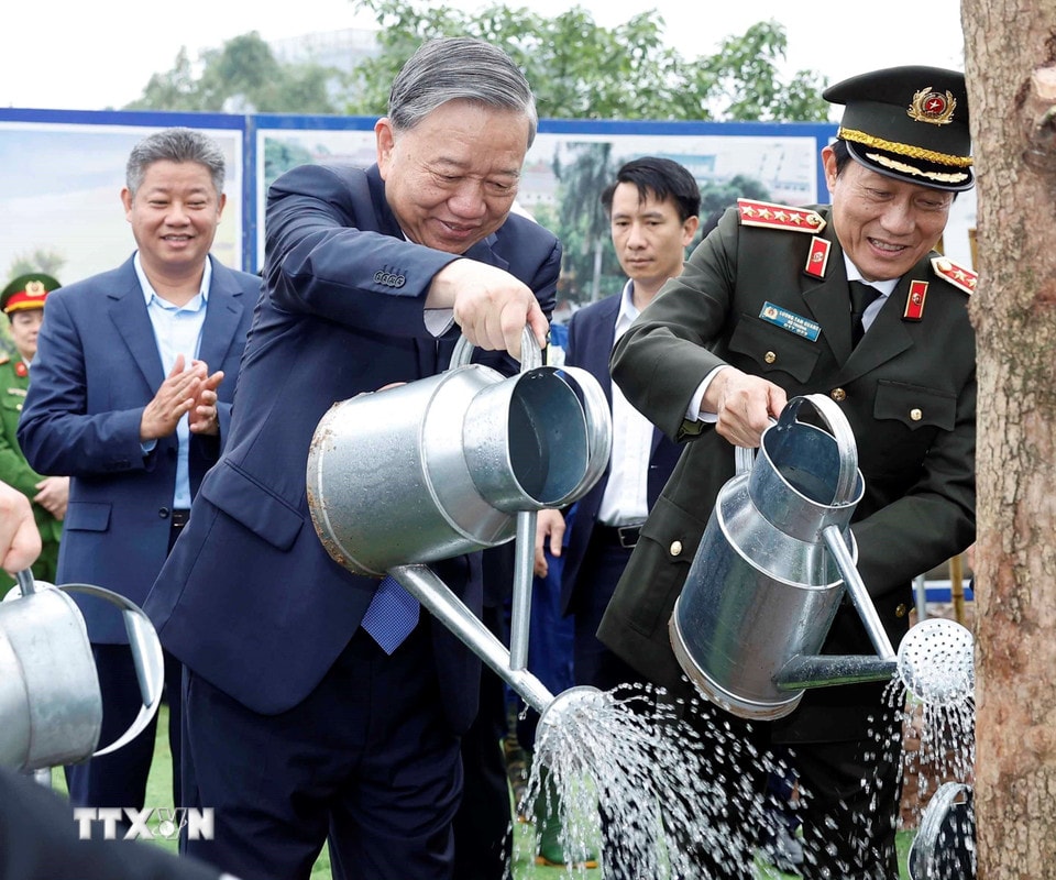 Tổng Bí thư Tô Lâm và các đại biểu tham gia trồng cây tại Lễ phát động “Tết trồng cây đời đời nhớ ơn Bác Hồ” Xuân Bính Ngọ 2026. (Ảnh: Thống Nhất/TTXVN)