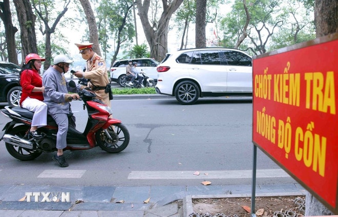 Lực lượng Cảnh sát giao thông kiểm tra nồng độ cồn. (Ảnh: Phạm Kiên/TTXVN) ttxvn-csgt-dong-loat-ra-quan-kiem-tra-nong-do-con-trong-ngay-mung-1-tet-8596476.jpg