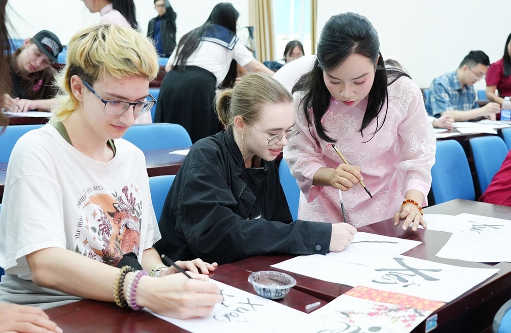 Sinh viên quốc tế đón Tết Việt