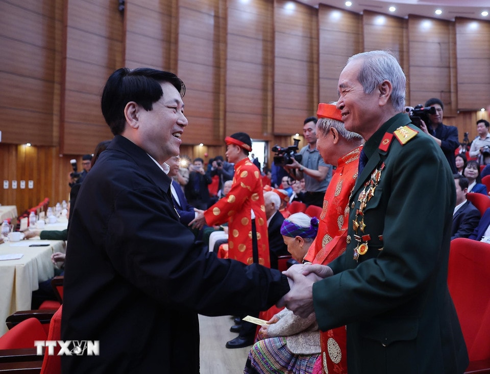 Chủ tịch nước Lương Cường mừng tuổi, chúc Tết nhân dân các dân tộc tỉnh Lào Cai. (Ảnh: Lâm Khánh/TTXVN)