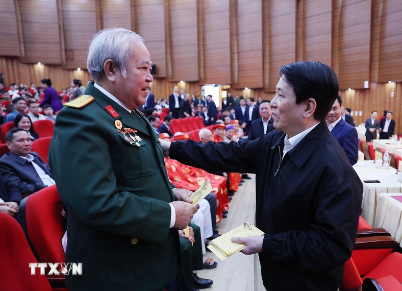 Chủ tịch nước Lương Cường mừng tuổi, chúc Tết nhân dân các dân tộc tỉnh Lào Cai. (Ảnh: Lâm Khánh/TTXVN)