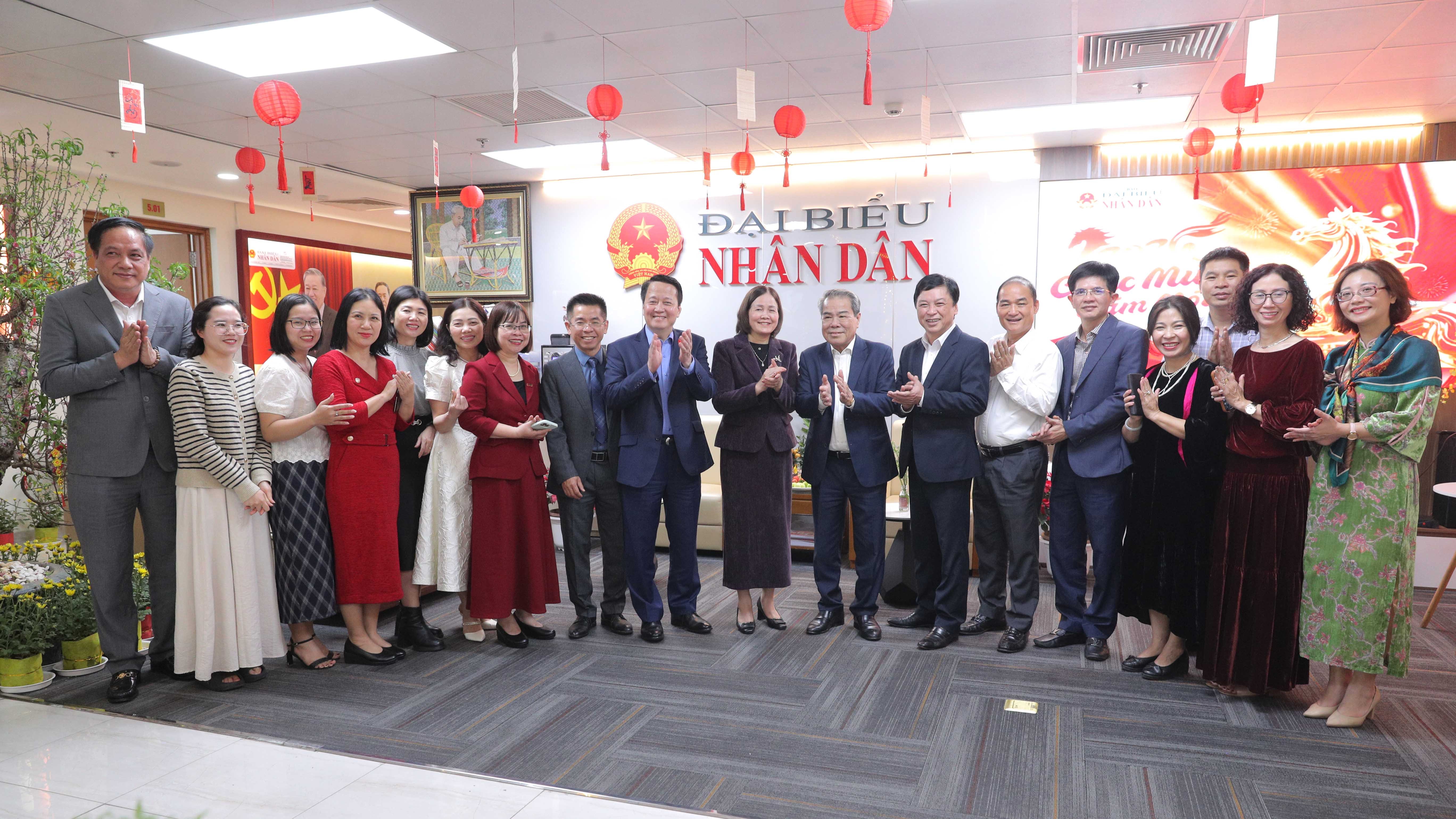 Các đại biểu chụp ảnh lưu niệm