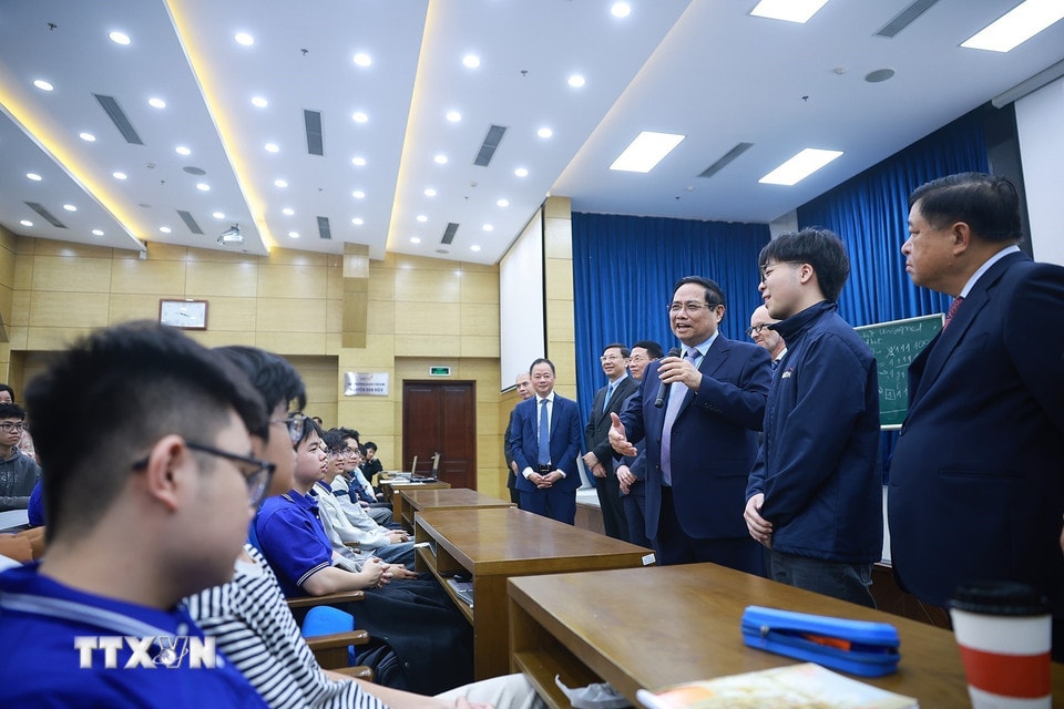 Thủ tướng Phạm Minh Chính truyền cảm hứng cho sinh viên Trường Đại Học Khoa Học Và Công Nghệ Hà Nội. (Ảnh: Dương Giang/TTXVN)