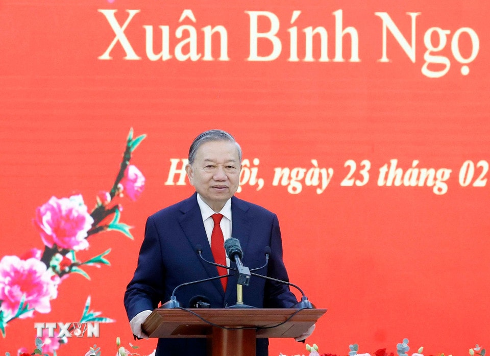 Tổng Bí thư Tô Lâm chúc Tết cán bộ, công chức, viên chức, người lao động Văn phòng Trung ương Đảng. (Ảnh: Thống Nhất/TTXVN)
