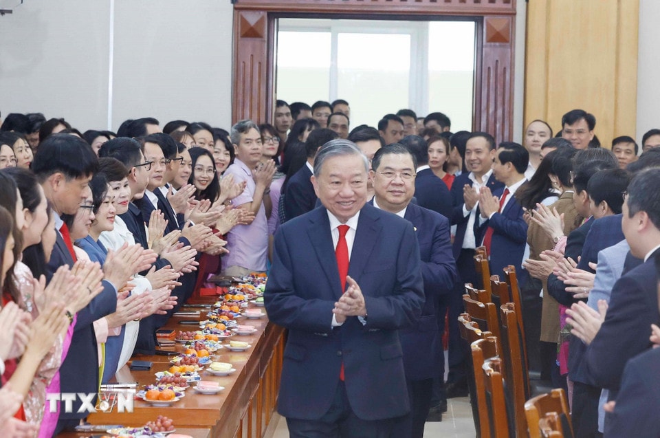 Tổng Bí thư Tô Lâm với cán bộ, công chức, viên chức, người lao động Văn phòng Trung ương Đảng. (Ảnh: Thống Nhất/TTXVN)