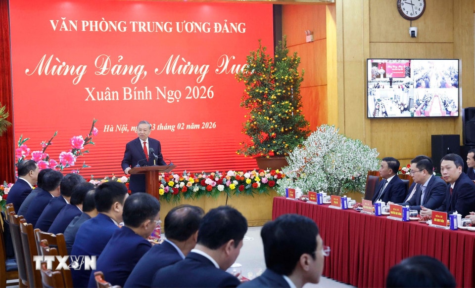 Tổng Bí thư Tô Lâm chúc Tết cán bộ, công chức, viên chức, người lao động Văn phòng Trung ương Đảng. (Ảnh: Thống Nhất/TTXVN)