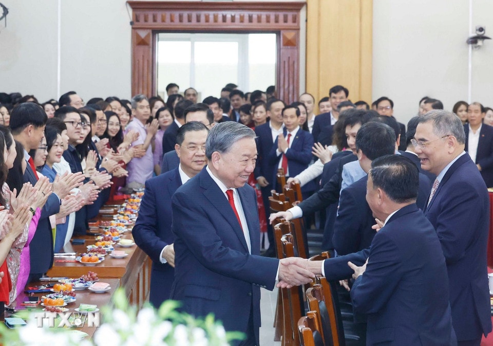Tổng Bí thư Tô Lâm với cán bộ, công chức, viên chức, người lao động Văn phòng Trung ương Đảng. (Ảnh: Thống Nhất/TTXVN)