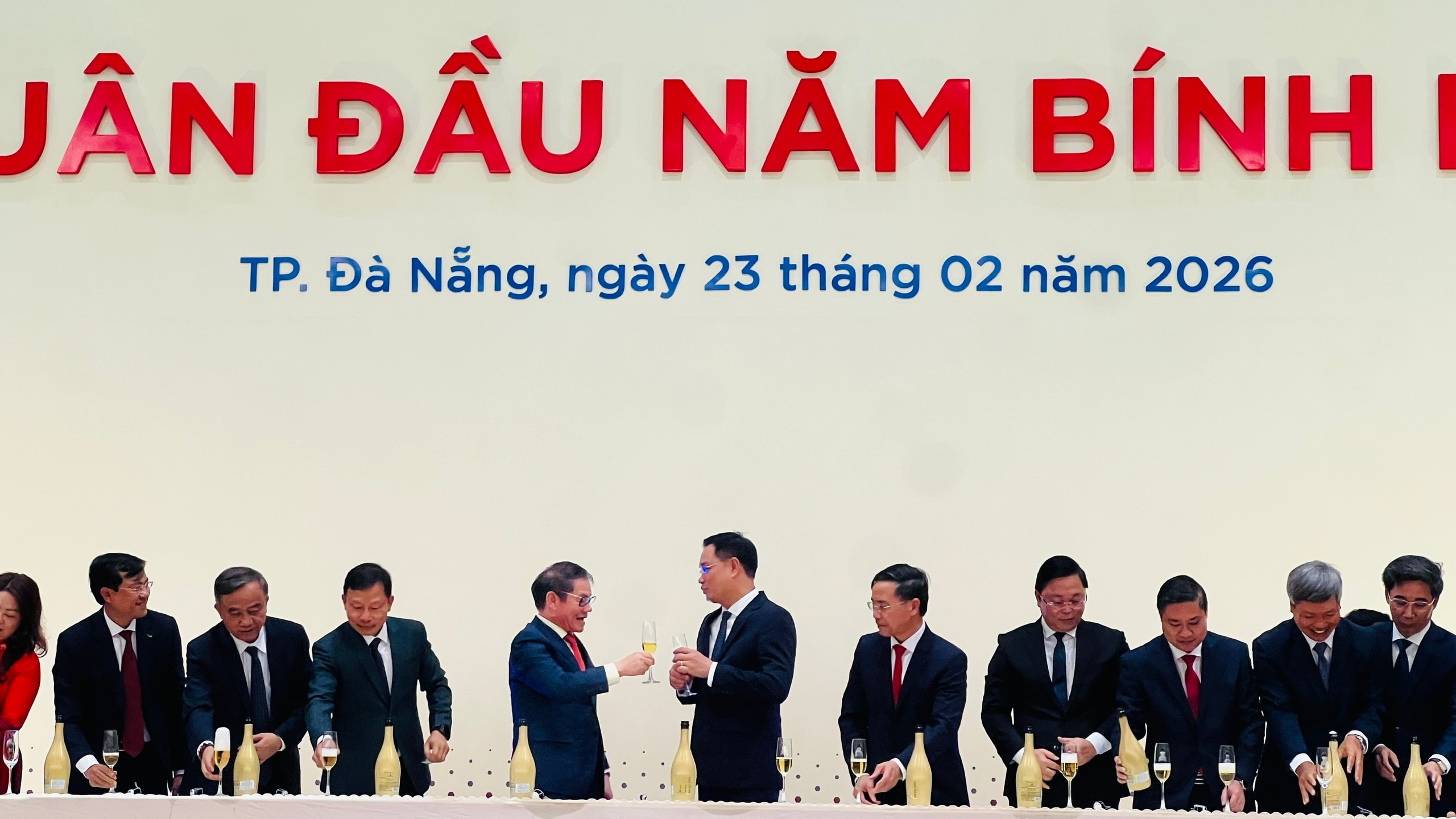 nâng ly 2