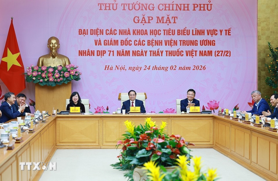Thủ tướng Phạm Minh Chính gặp mặt đại diện các chuyên gia, nhà khoa học tiêu biểu trong lĩnh vực y tế. (Ảnh: Dương Giang/TTXVN)