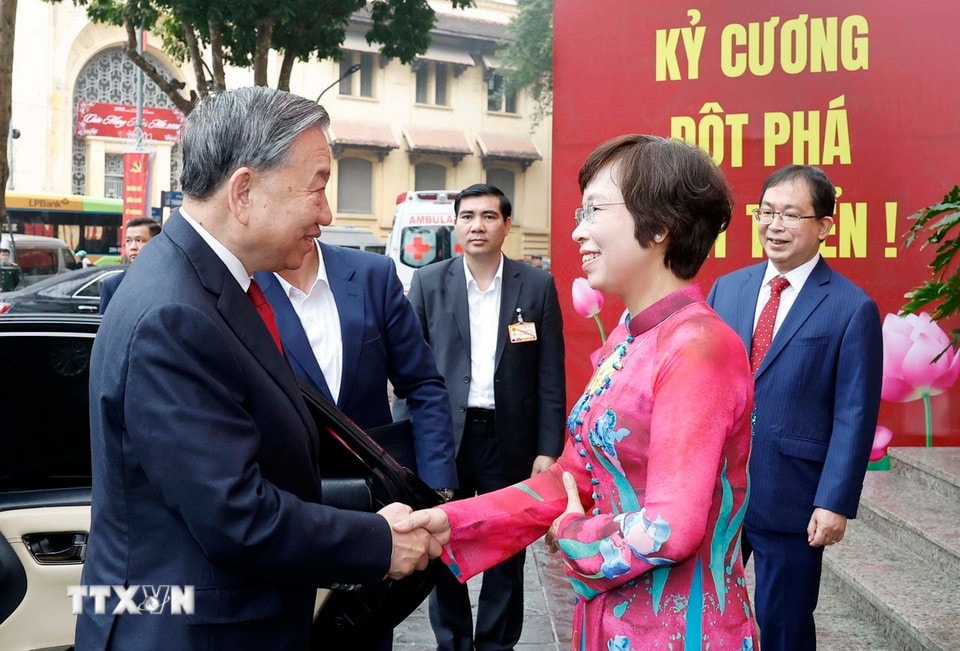 Tổng Giám đốc Thông tấn xã Việt Nam Vũ Việt Trang đón Tổng Bí thư Tô Lâm. (Ảnh: Thống Nhất/TTXVN)