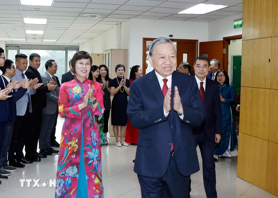 Tổng Bí thư Tô Lâm thăm Ban biên tập Tin Thế giới. (Ảnh: Thống Nhất/TTXVN)