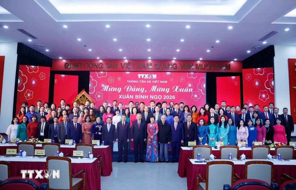 Tổng Bí thư Tô Lâm và các đại biểu chụp ảnh chung với cán bộ, phóng viên, biên tập viên, người lao động Thông tấn xã Việt Nam. (Ảnh: Thống Nhất/TTXVN)