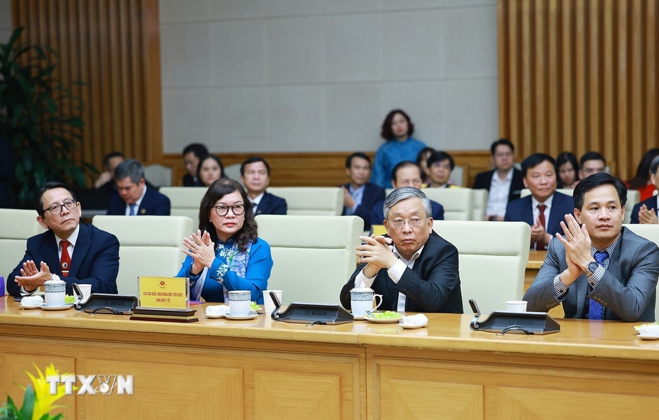 Đại diện các chuyên gia, nhà khoa học tiêu biểu trong lĩnh vực y tế tham dự buổi gặp Thủ tướng Chính phủ. (Ảnh: Dương Giang/TTXVN)