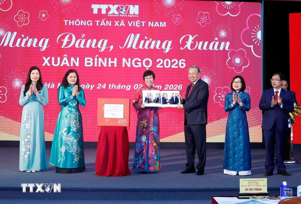 Tổng giám đốc TTXVN Vũ Việt Trang tặng Tổng Bí thư Tô Lâm cuốn sách ảnh do phóng viên Ban biên tập Ảnh thực hiện. (Ảnh: Thống Nhất/TTXVN)