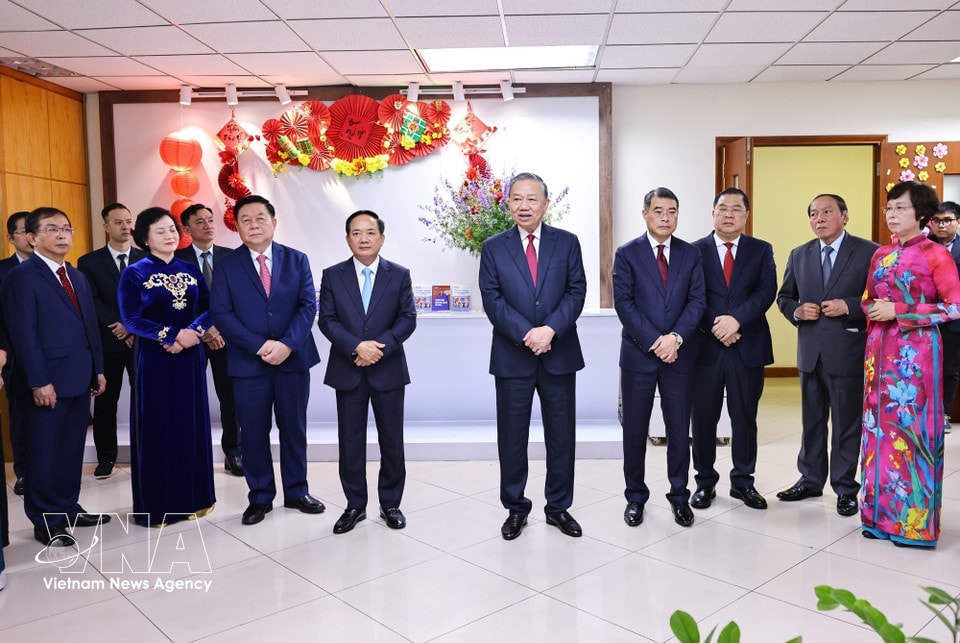 Party General Secretary To Lam extends New Year greetings to officials, reporters and editors of the VNA’s World News Department. (Photo: VNA)