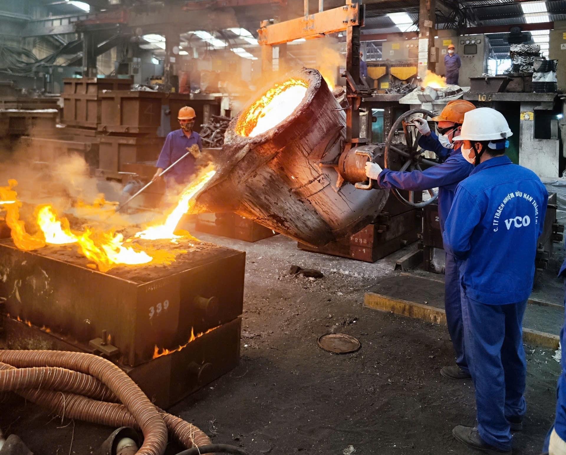 Công nhân Công ty TNHH Thắng Lợi ra quân sản xuất ngày đầu năm.