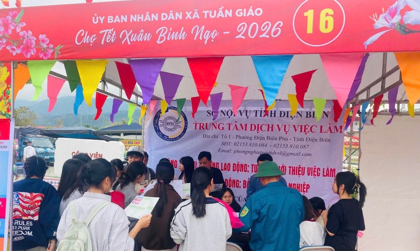 Trung tâm Dịch vụ việc làm tham gia Chợ tết Xuân Bính Ngọ năm 2026 tại xã Tuần Giáo. Ảnh VLĐB