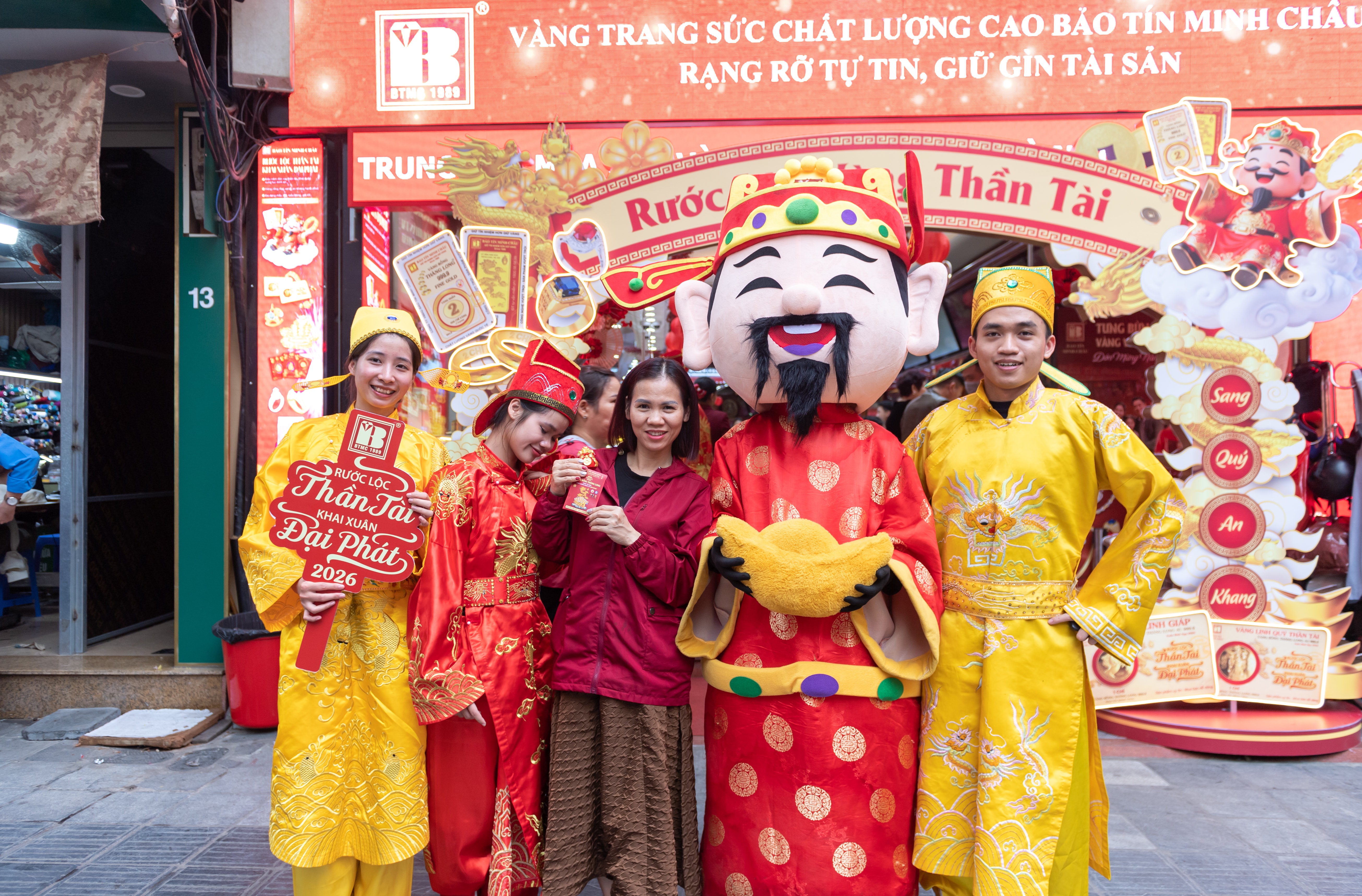 Chia sẻ với phóng viên, chị Đinh Thị Hương (quận Long Biên) cho biết, trưa 25/02 chị tranh thủ giờ nghỉ ra cơ sở Bảo Tín Minh Châu trên phố Trần Nhân Tông (Hà Nội) để mua vàng và khá bất ngờ khi không phải xếp hàng. Không khí mua bán diễn ra thoáng đãng, thuận lợi, chỉ mất khoảng 5–10 phút là chị hoàn tất việc giao dịch.