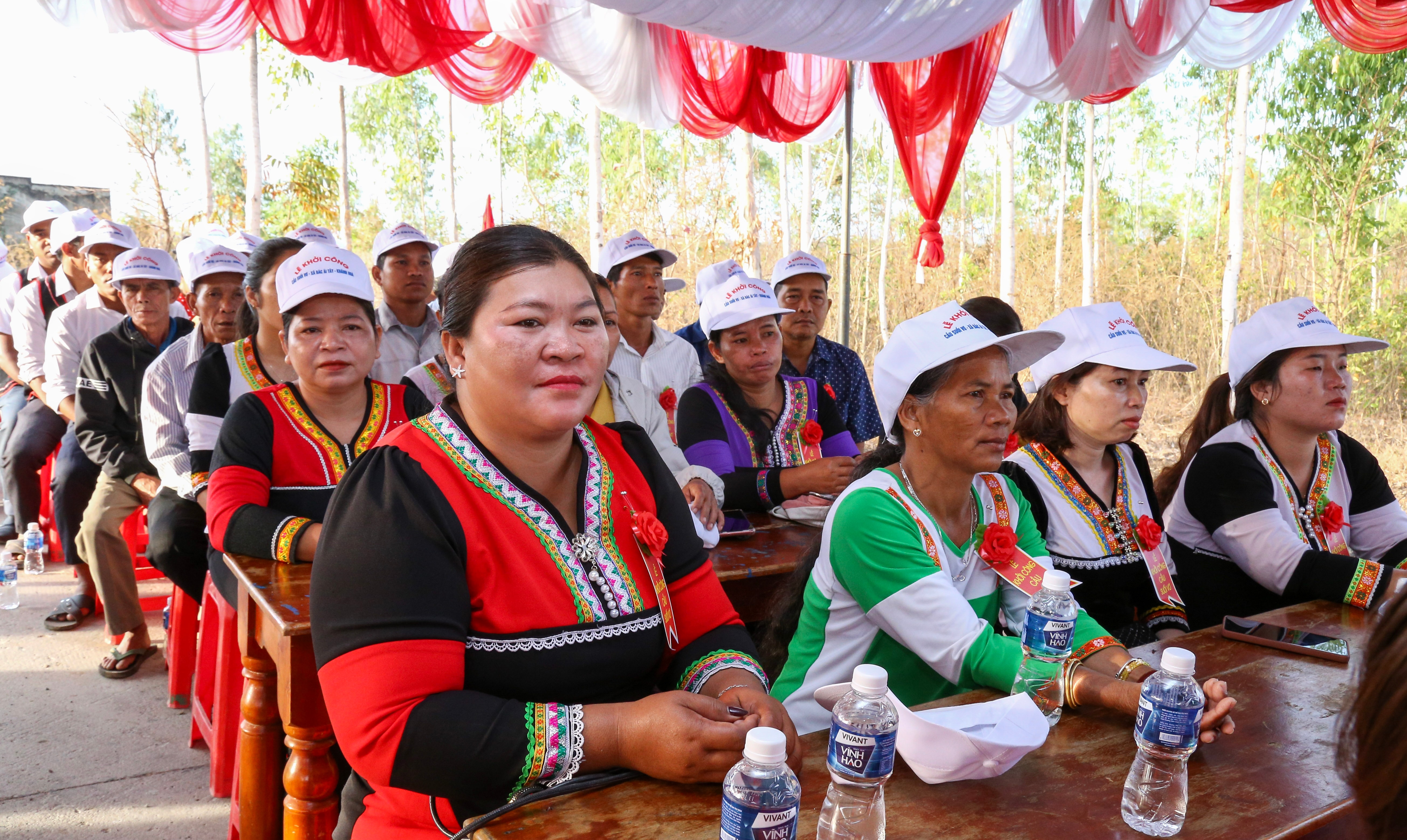 Người dân xã Bác Ái Tây tham dự buổi lễ.