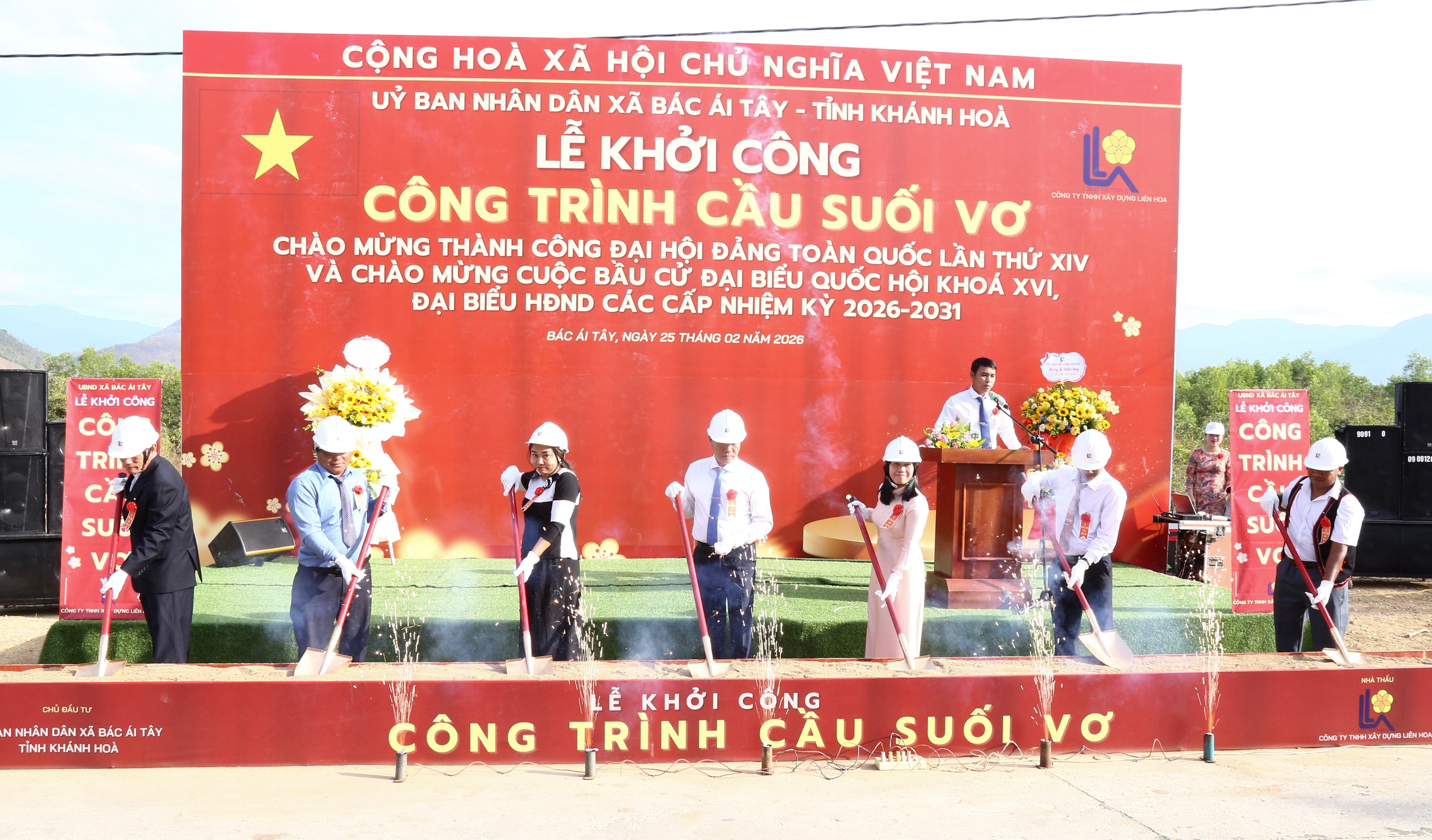 Lãnh đạo xã Bác Ái Tây thực hiện nghi thức động thổ khởi công xây dựng công trình.