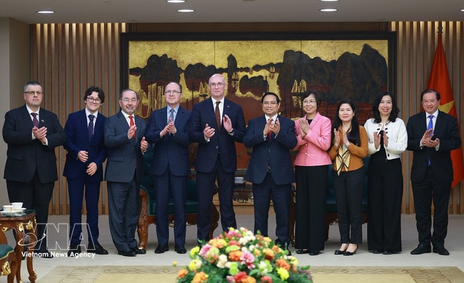 Prime Minister Pham Minh Chinh and TASS Director General Andrey Kondrashov pose for a photo with other delegates (Photo: VNA( vnanet-pmc2.jpg