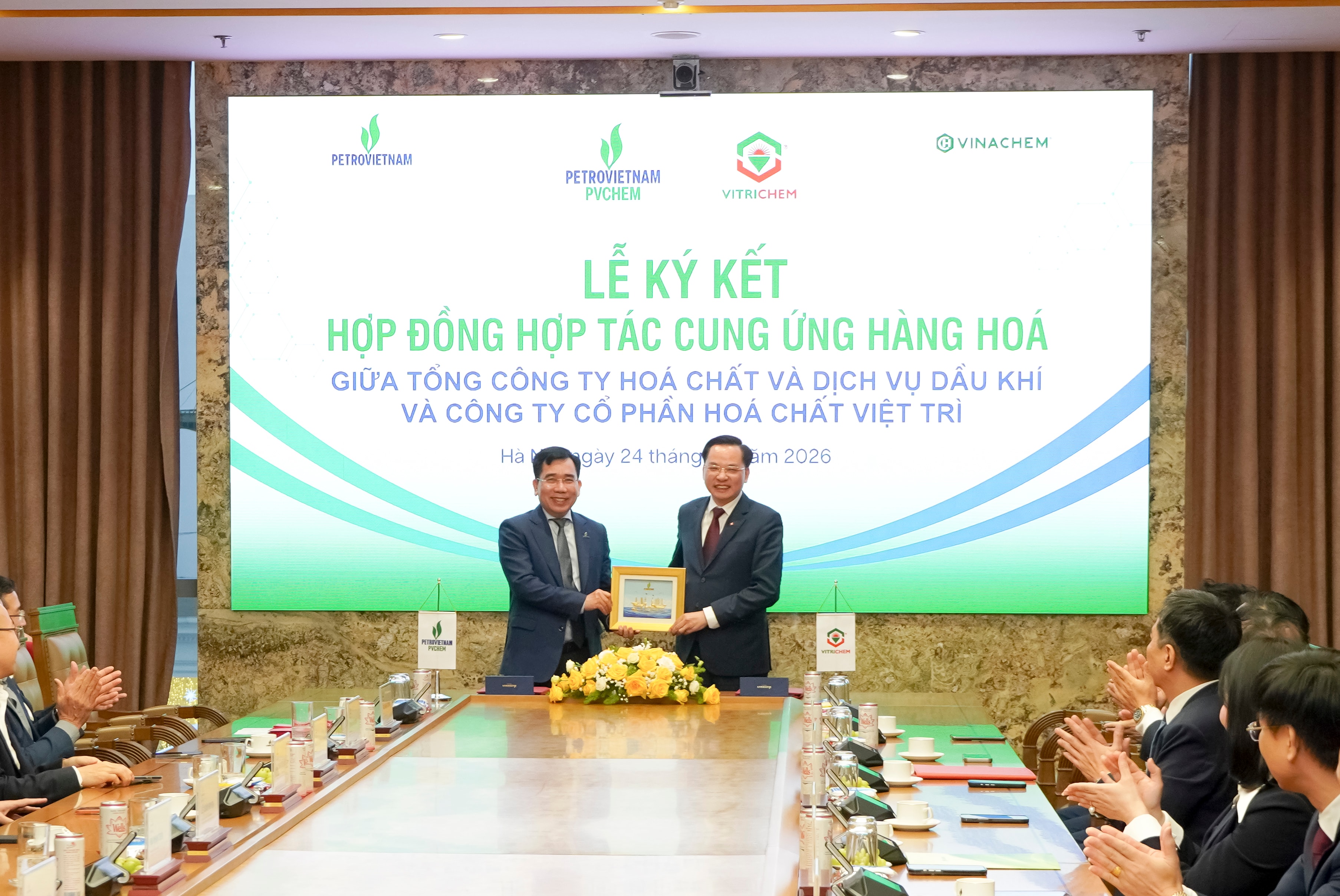 Trao quà lưu niệm