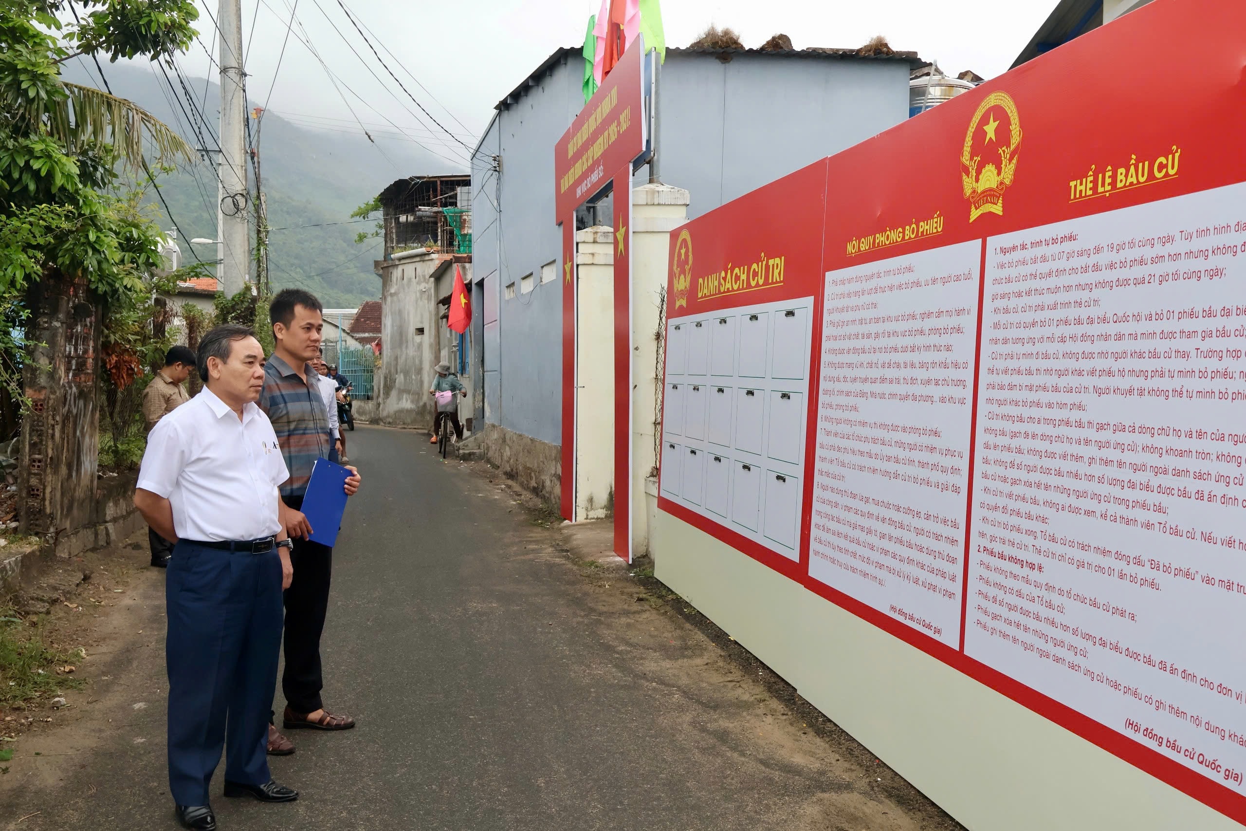 Phó Trưởng đoàn phụ trách Đoàn ĐBQH tỉnh​​​​​​​ Lê Hữu Trí kiểm tra công tác tuyên truyền bầu cử tại thôn Tây Bắc 1, xã Đại Lãnh.