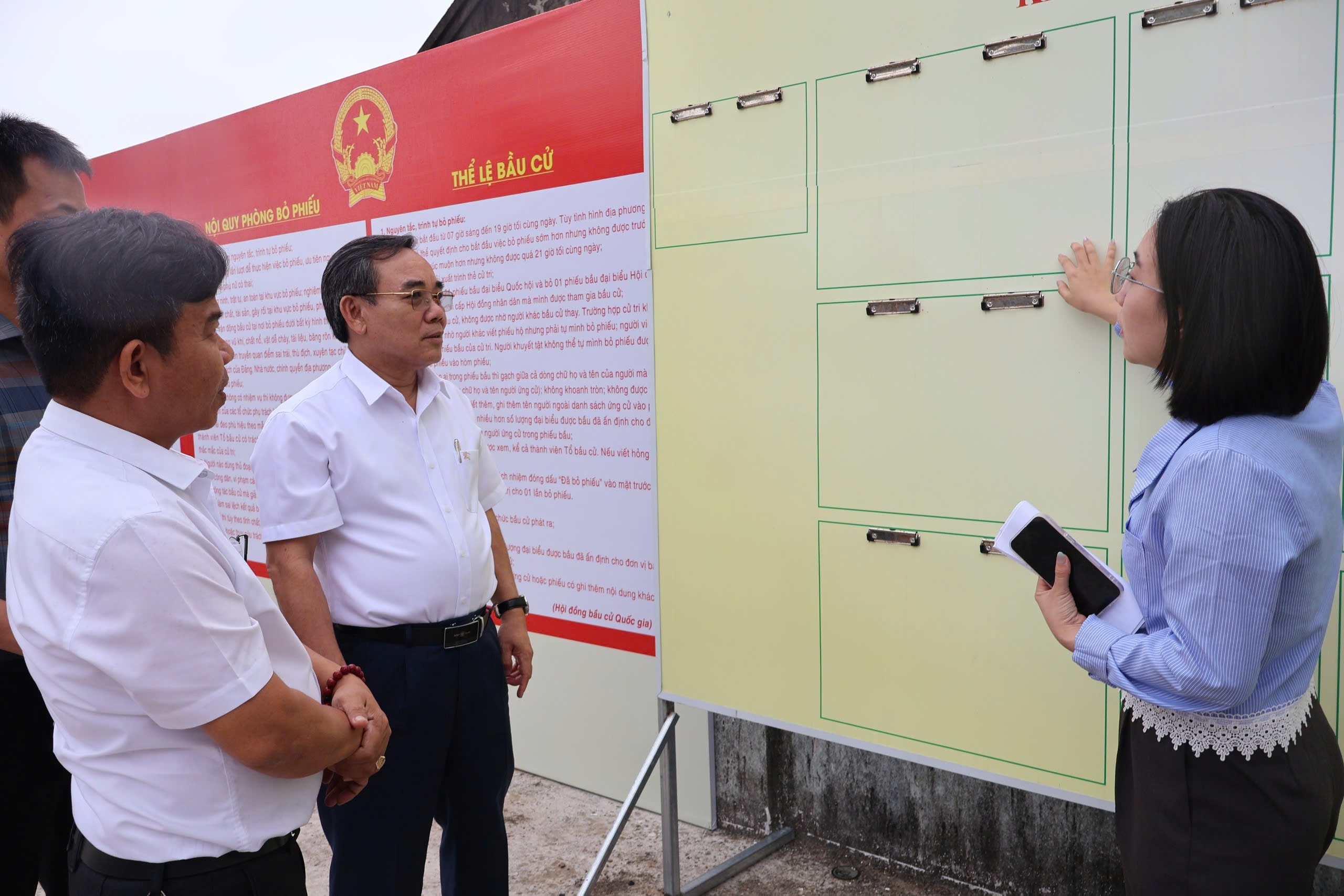 Phó Trưởng đoàn phụ trách Đoàn ĐBQH tỉnh​​​​​​​ Lê Hữu Trí kiểm tra công tác tuyên truyền bầu cử tại thôn Đông Nam, xã Đại Lãnh.