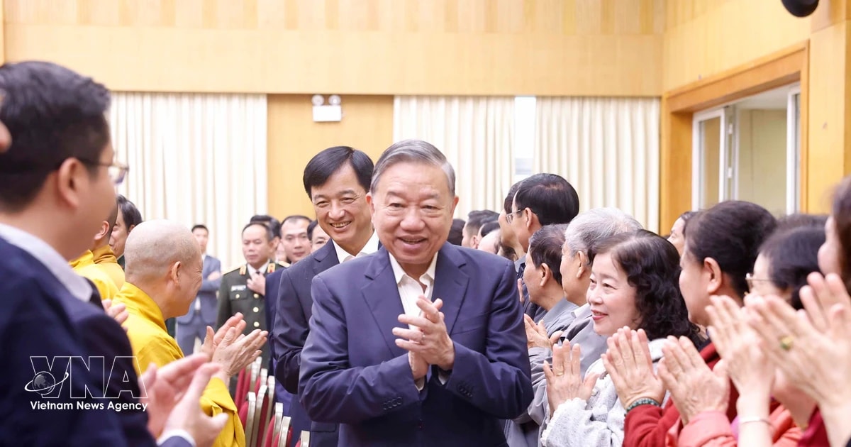 General Secretary of the Communist Party of Vietnam Central Committee To Lam (C) attends the meeting with Hanoi voters (Photo: VNA)