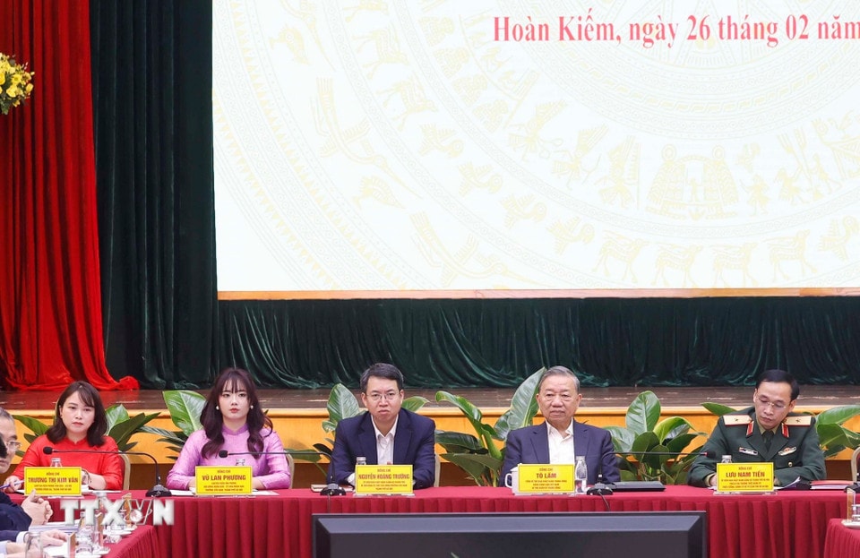 Tổng Bí thư Tô Lâm cùng các đại biểu dự hội nghị tiếp xúc cử tri với người ứng cử Đại biểu Quốc hội khóa XVI nhiệm kỳ 2026-2031. (Ảnh: Thống Nhất/TTXVN)