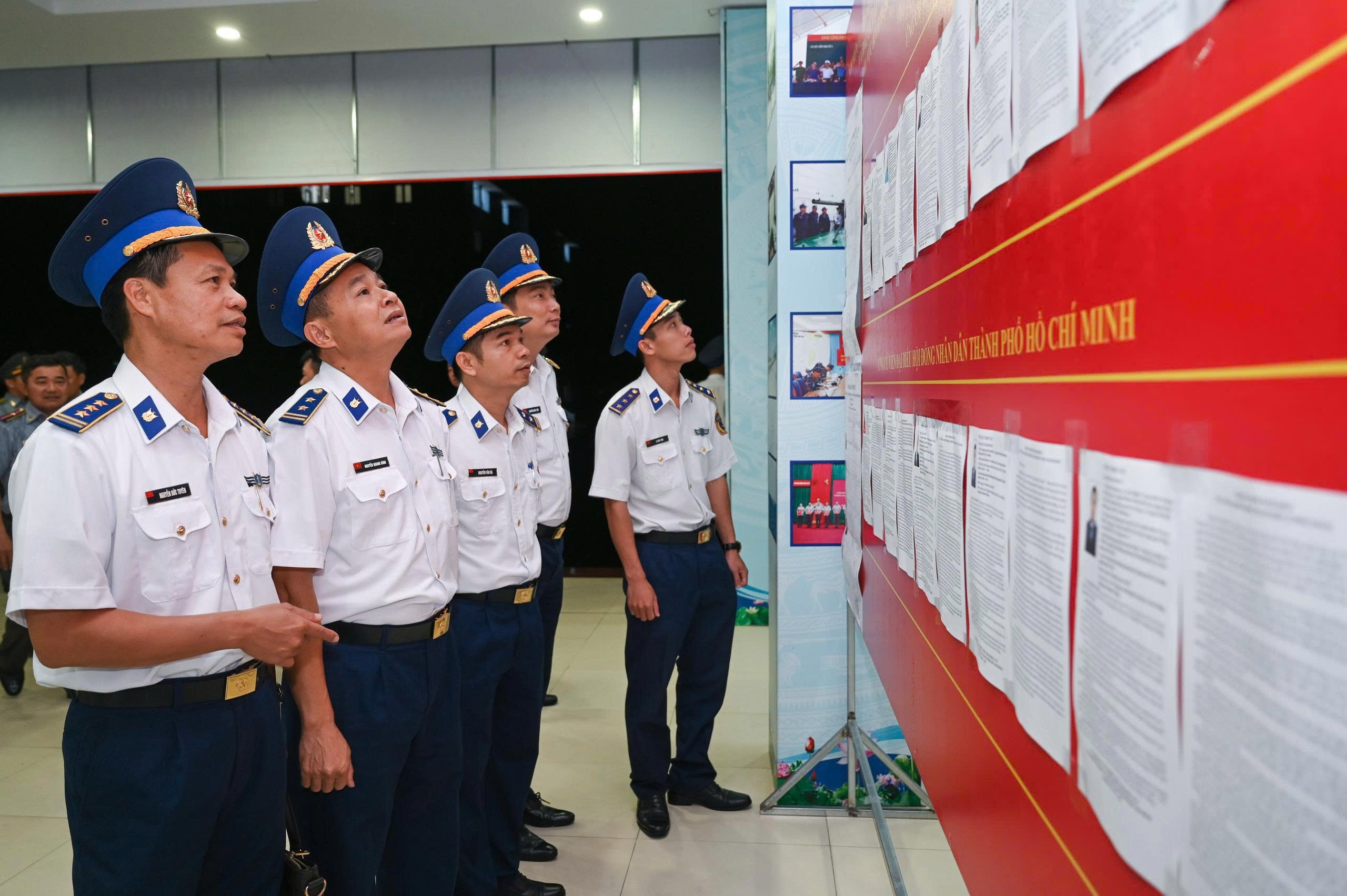Các cử tri nghiên cứu danh sách các đại biểu ứng cử