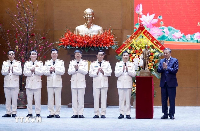 Tổng Bí thư Tô Lâm trao tặng bức tượng Chủ tịch Hồ Chí Minh cho Cục An ninh điều tra (Bộ Công an). (Ảnh: Thống Nhất/TTXVN) ttxvn-2602-tong-bi-thu-chuc-tet-cuc-an-ninh-dieu-tra-2.jpg