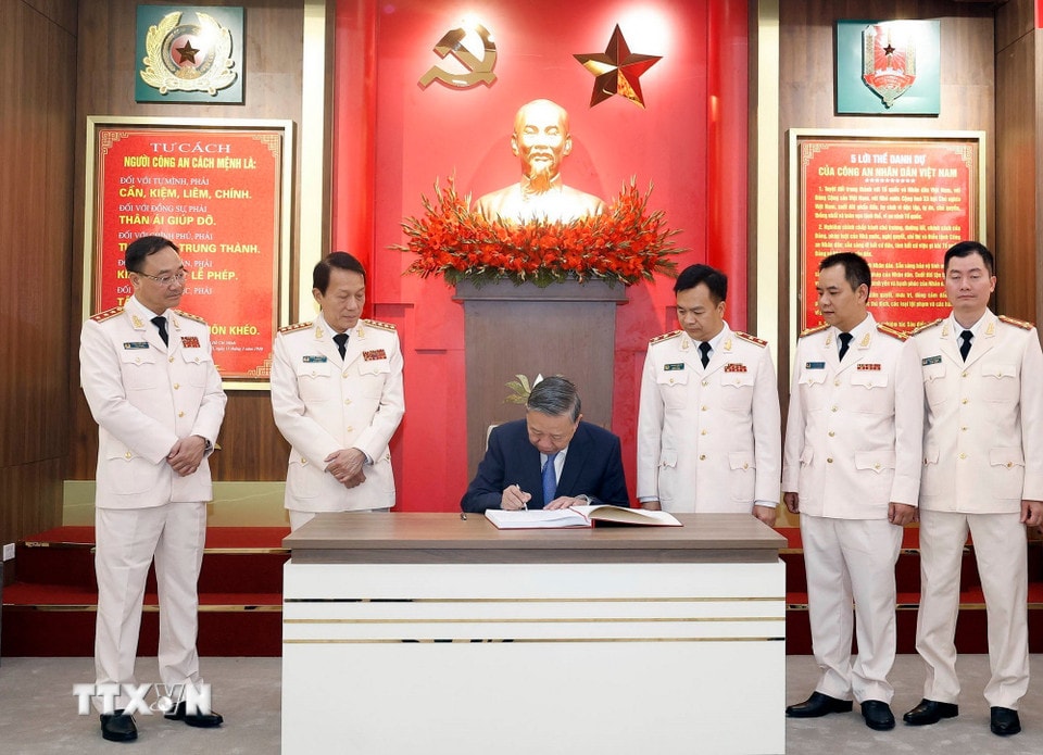 Tổng Bí thư Tô Lâm ghi sổ vàng lưu niệm. (Ảnh: Thống Nhất/TTXVN)
