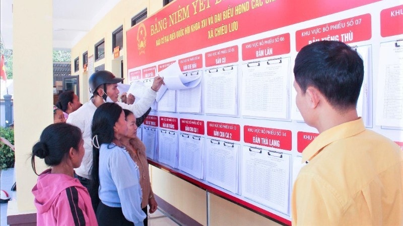 Cử tri xã Chiêu Lưu, tỉnh Nghệ An xem danh sách cử tri được niêm yết tại trụ sở xã. (Ảnh: MAI HOA)