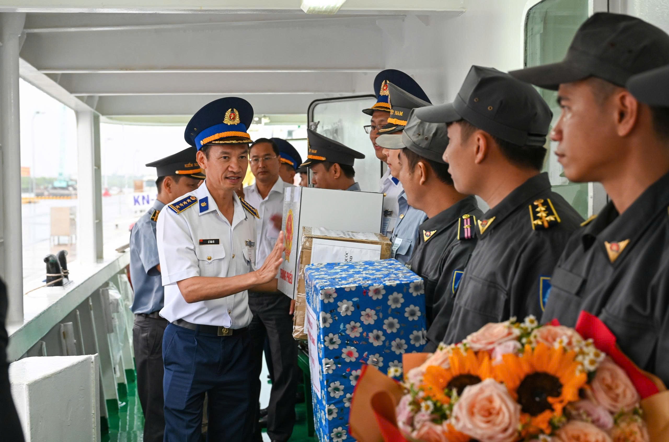Đại tá Lê Văn Tú và các thành viên trong ban chỉ đại của khu vực bỏ phiếu số 10 phường Phước Thắng chào