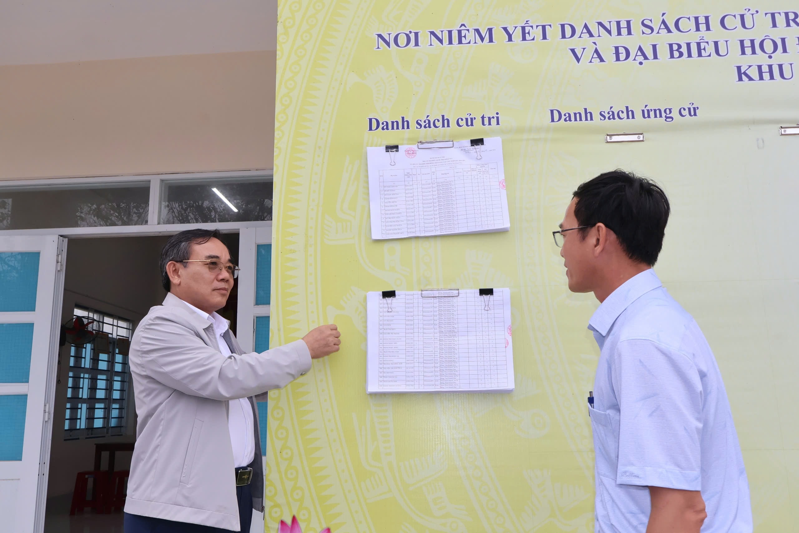 Phó Trưởng đoàn phụ trách Đoàn ĐBQH tỉnh​​​​​​​ Lê Hữu Trí kiểm tra công tác tuyên truyền bầu cử tại xã Tu Bông.