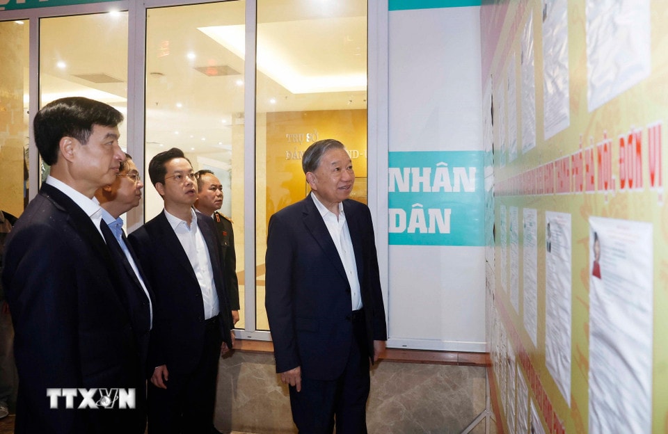 Tổng Bí thư Tô Lâm và các đại biểu tại nơi niêm yết danh sách trích ngang và tiểu sử tóm tắt ứng cử viên đại biểu Quốc hội khóa XVI tại trụ sở Ủy ban Nhân dân phường Hoàn Kiếm. (Ảnh: Thống Nhất/TTXVN)