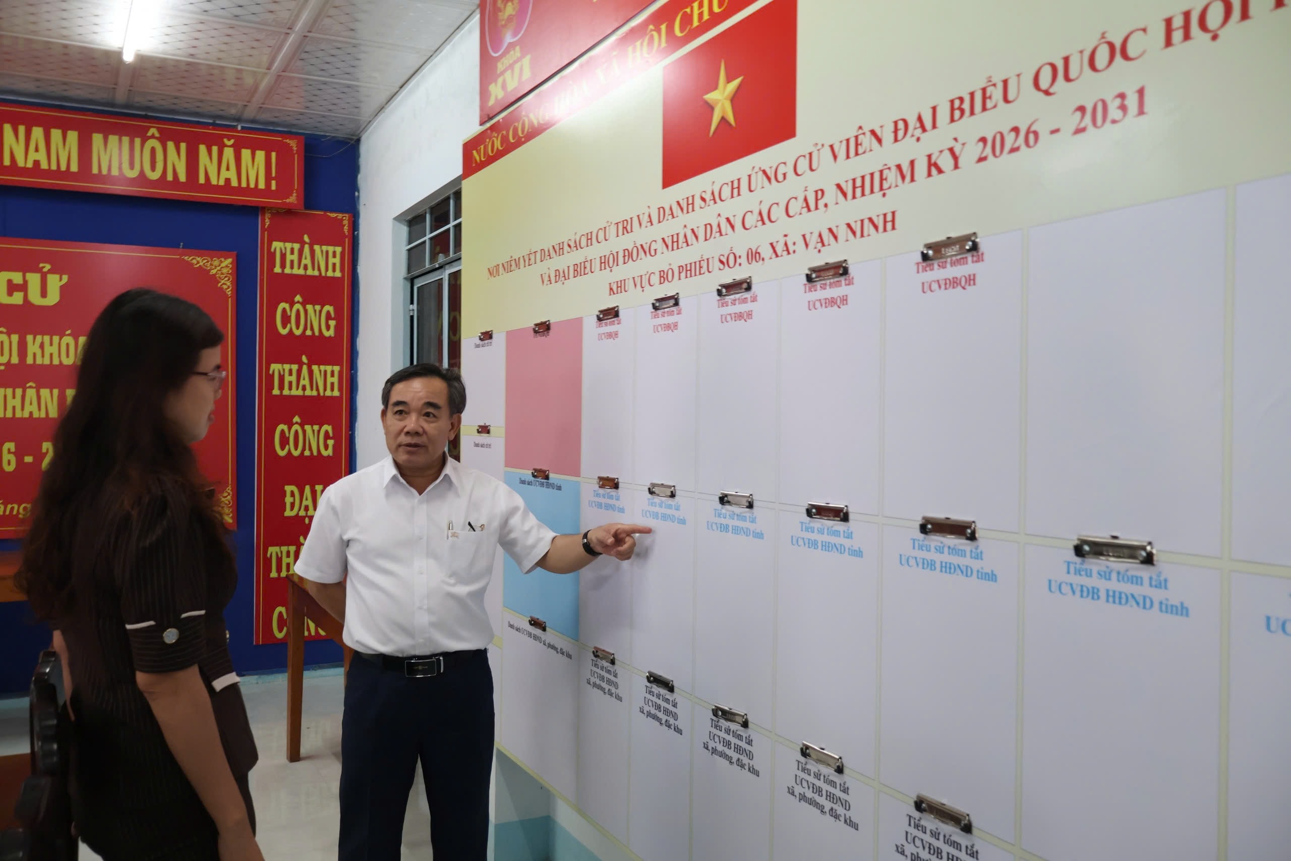 Phó Trưởng đoàn phụ trách Đoàn ĐBQH tỉnh​​​​​​​ Lê Hữu Trí kiểm tra công tác tuyên truyền bầu cử tại xã Vạn Ninh.