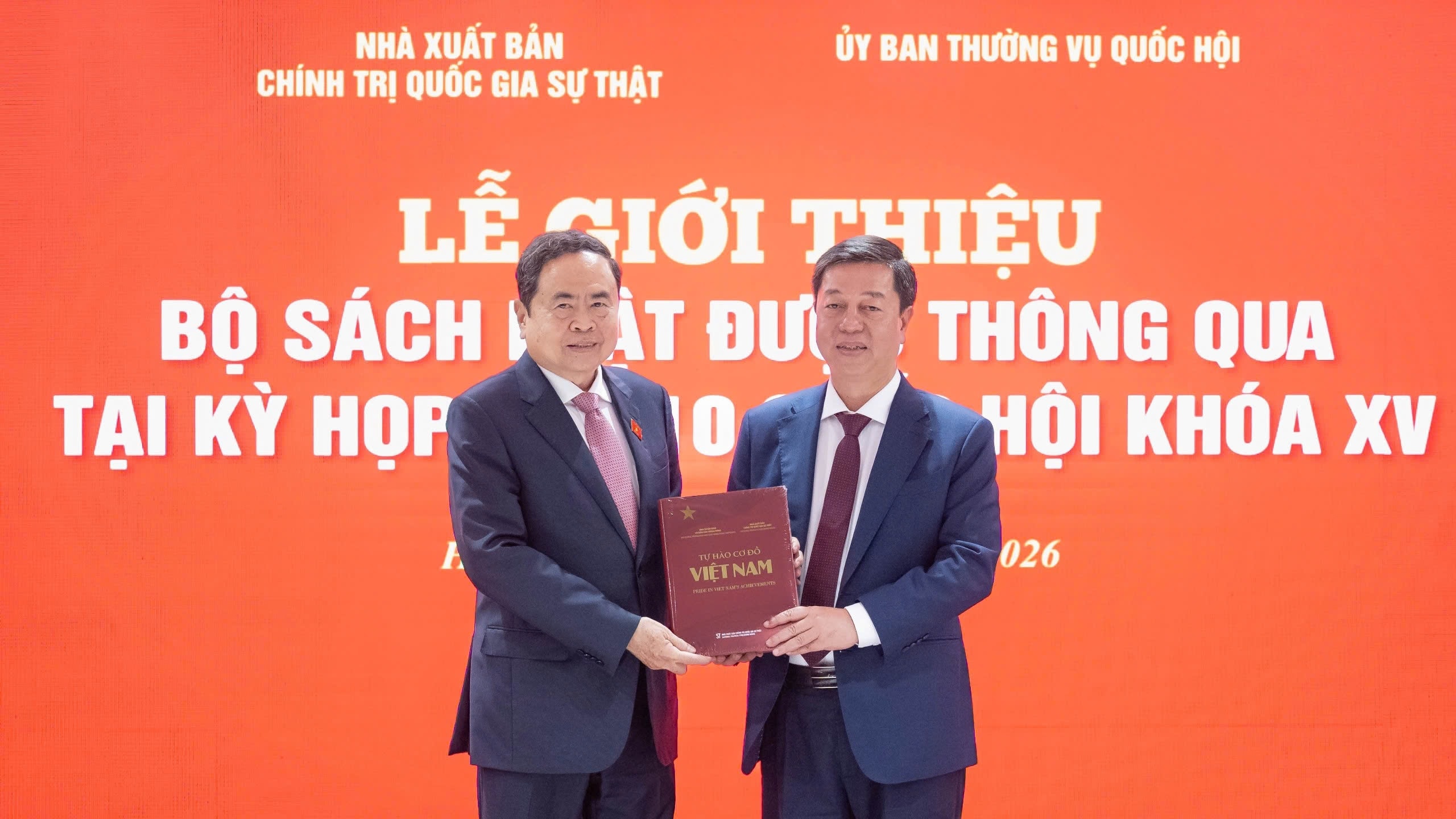 giam-doc-tbt-nha-xuat-ban-chinh-tri-quoc-gia-su-that-vu-trong-lam-trao-cuon-sach-tu-hao-co-do-viet-nam-tang-chu-tich-qh-tran-thanh-man..jpg