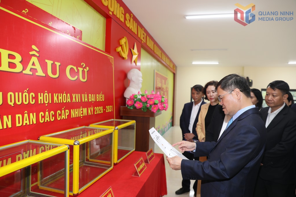 Kiểm tra công tác chuẩn bị bầu cử tại điểm bầu cử số 21, phường Móng Cái 1. Ảnh Đỗ Phương
