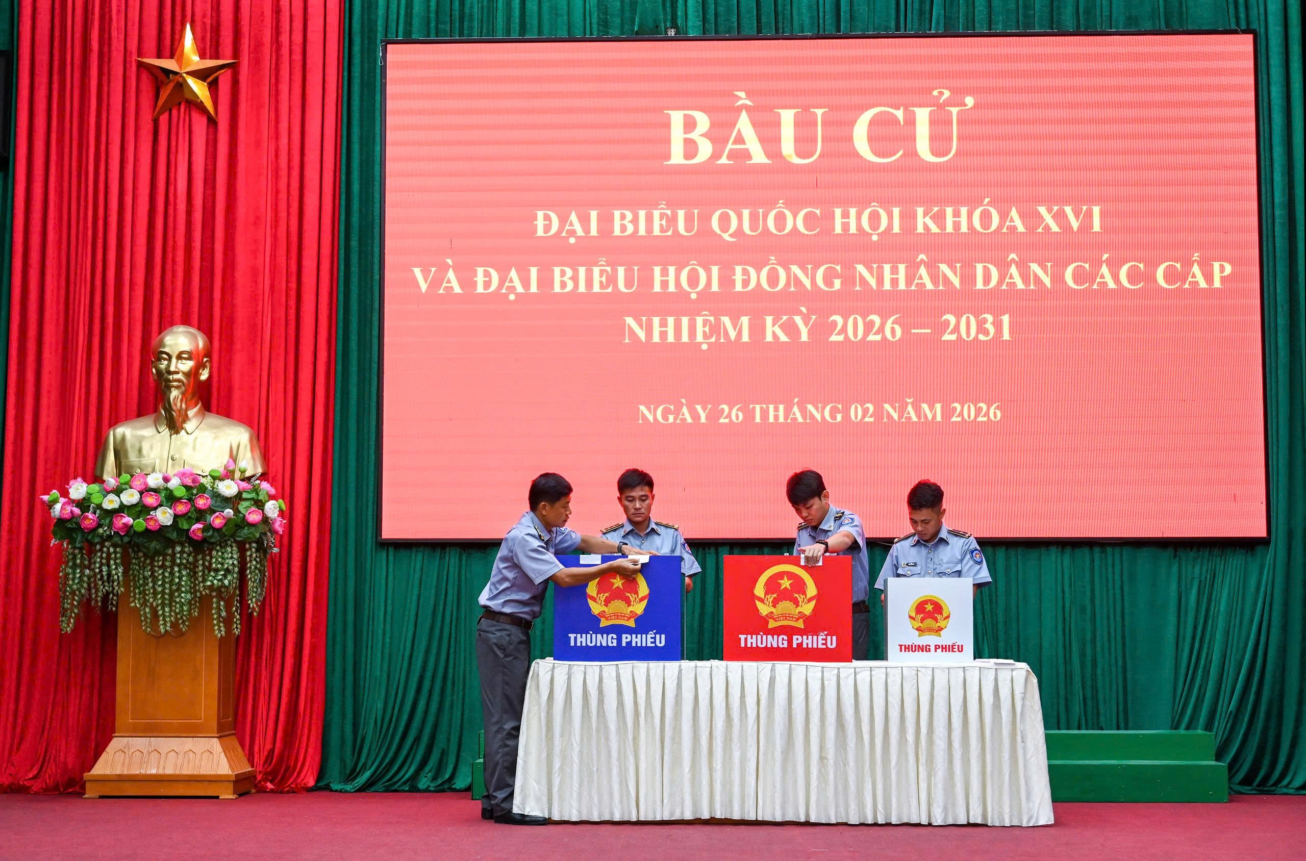 Kiểm tra hòm phiếu và niêm phong hòm phiếu