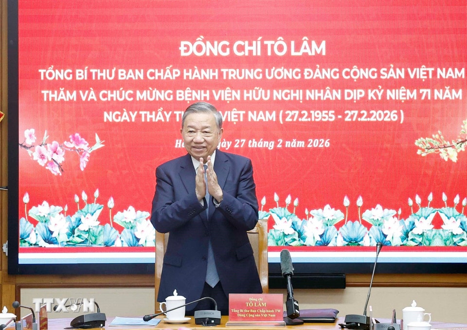 Tổng Bí thư Tô Lâm đến thăm, chúc mừng cán bộ, Bác sỹ, nhân viên y tế Bệnh viện Hữu nghị. Ảnh: Thống Nhất – TTXVN