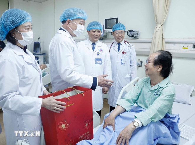 ttxvn-tong-bi-thu-to-lam-tham-chuc-mung-can-bobac-sy-nhan-vien-y-te-benh-vien-huu-nghi-9.jpg