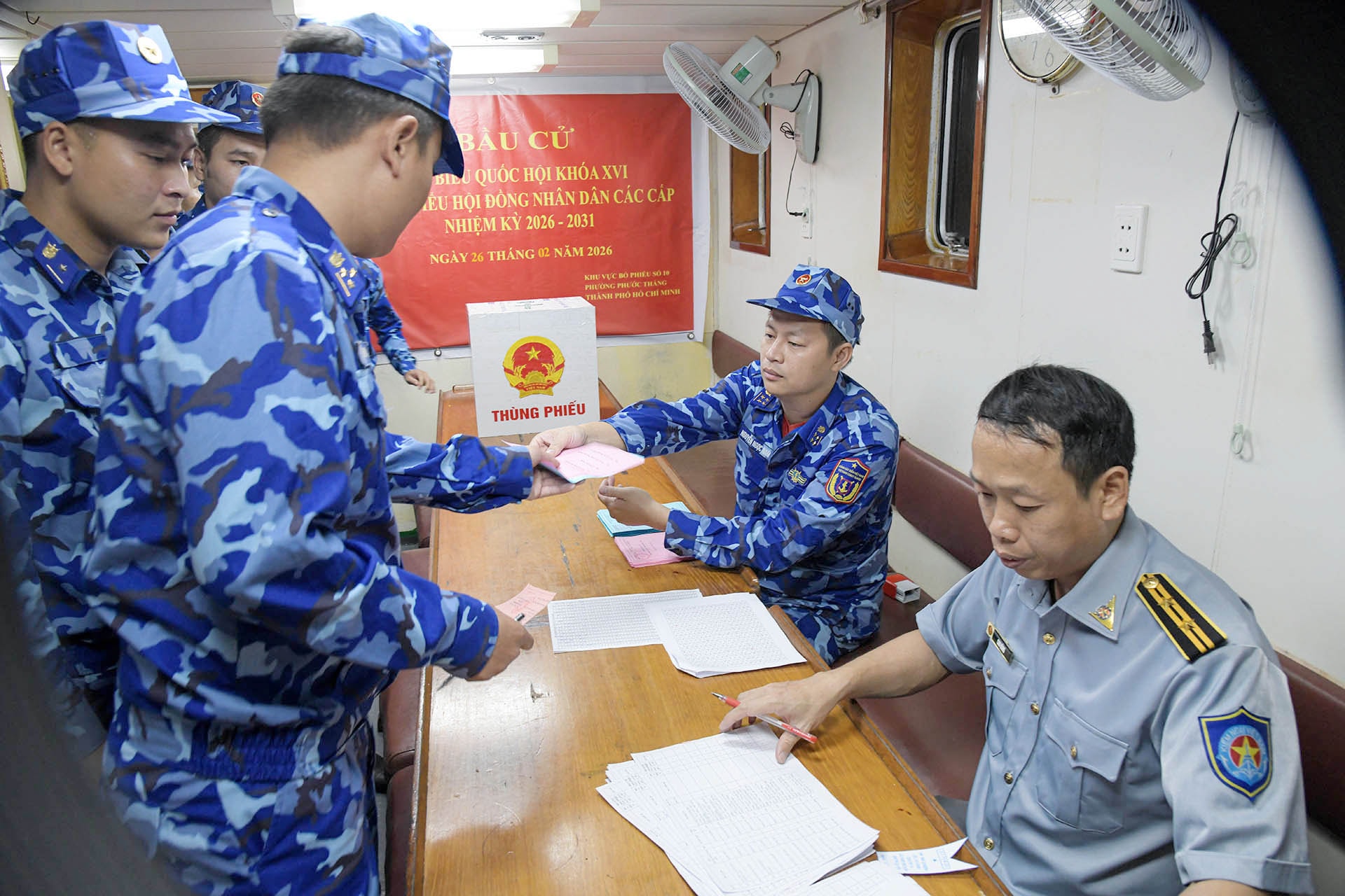 Cử tri nhận phiếu bầu.