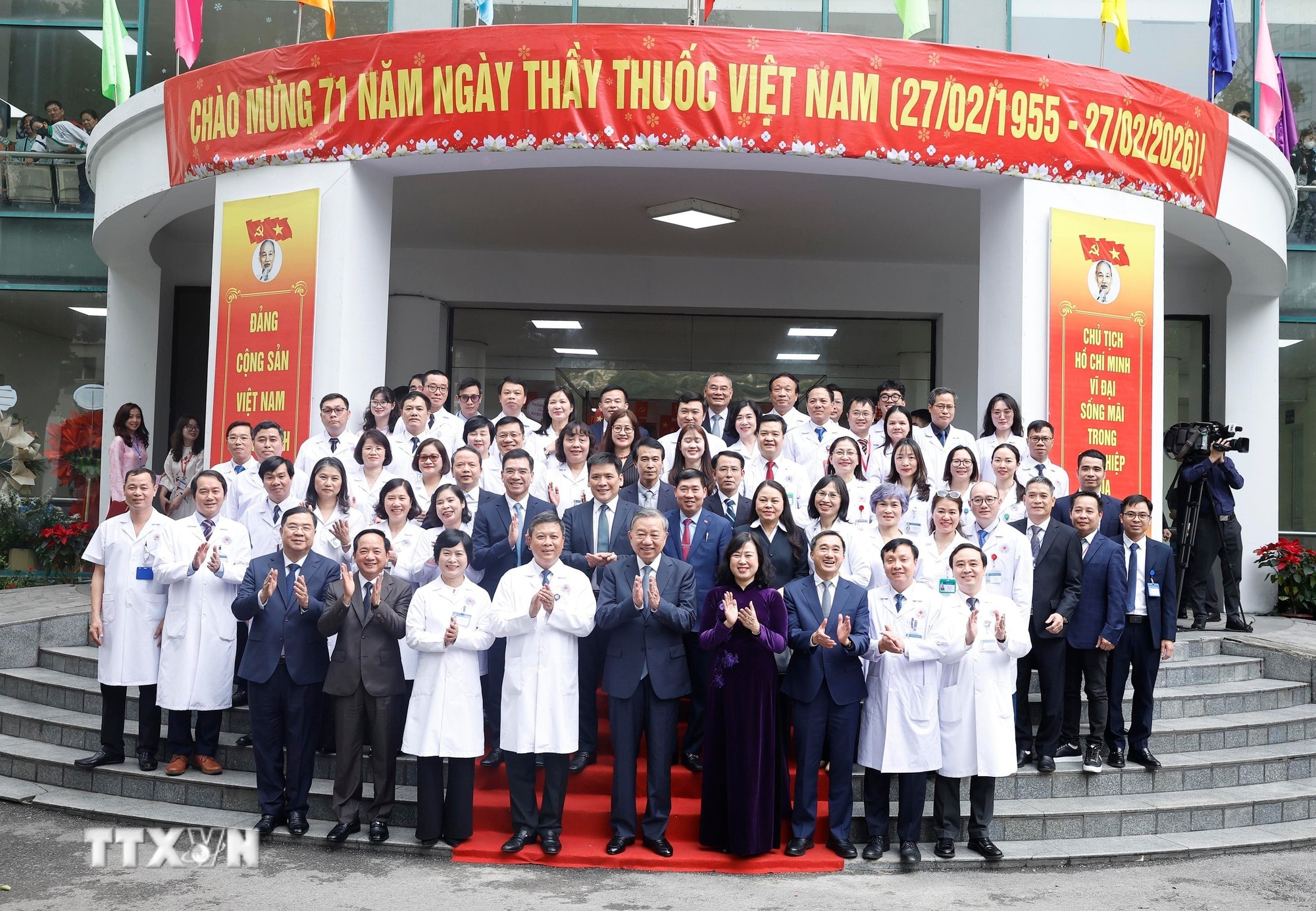 ttxvn-tong-bi-thu-to-lam-tham-chuc-mung-can-bobac-sy-nhan-vien-y-te-benh-vien-huu-nghi-6.jpg