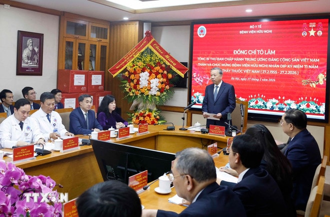 ttxvn-tong-bi-thu-to-lam-tham-chuc-mung-can-bobac-sy-nhan-vien-y-te-benh-vien-huu-nghi-4.jpg